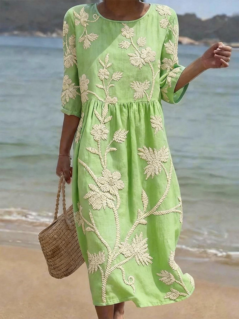 Casual women's dress with floral print.